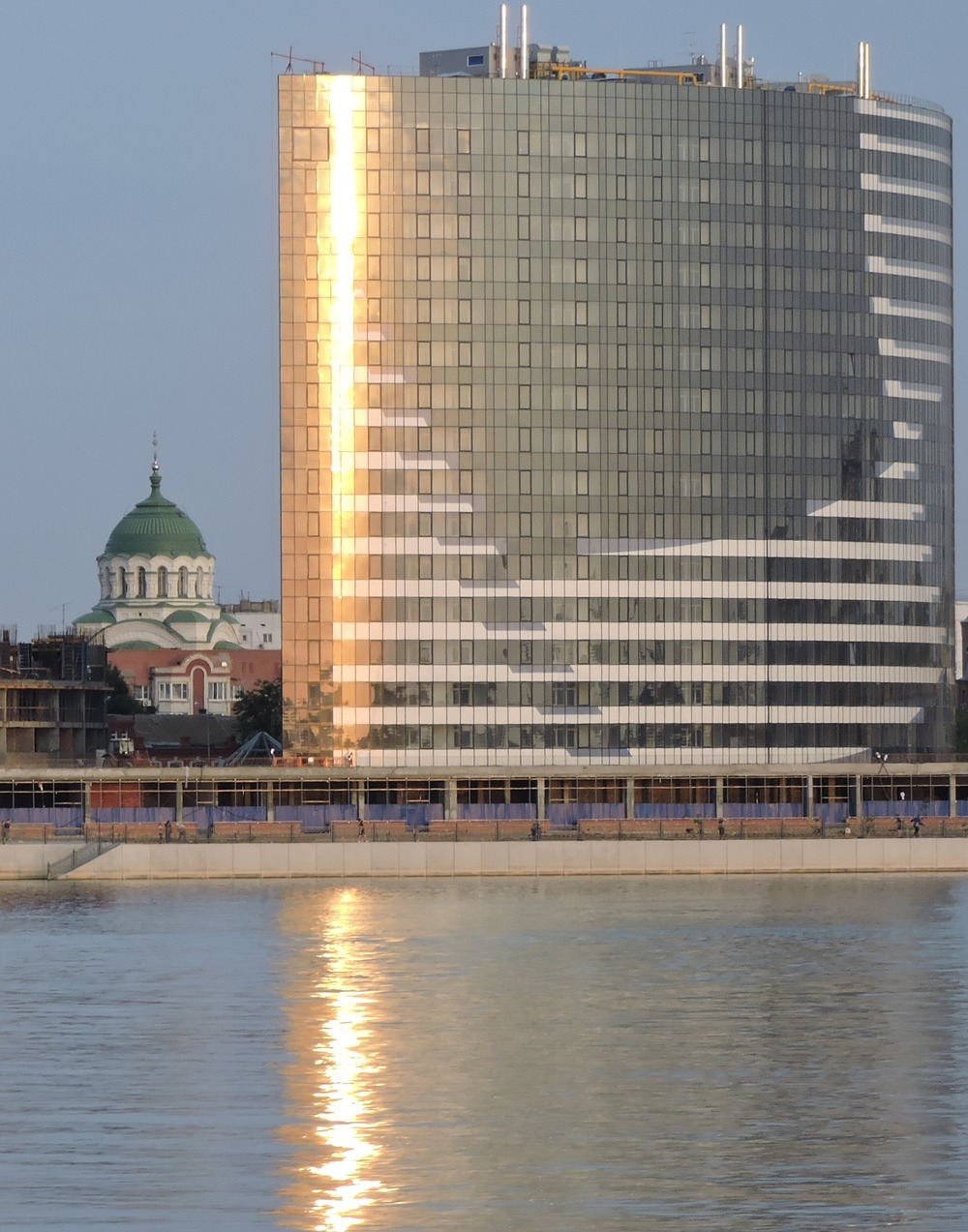 Владимирский собор в Астрахани. 1895 — 1902. Фото А.Григорьева. 2017. Вид с Волги