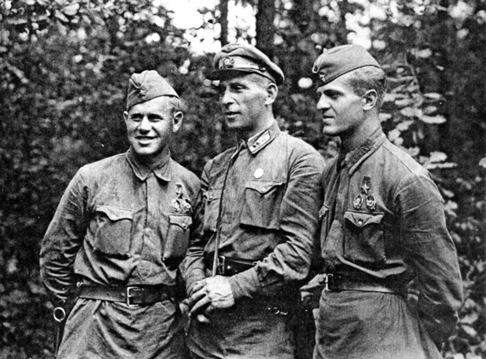 А.В. Самочкин (слева) с боевыми товарищами. 1942 г.