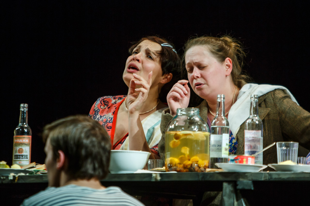 Анастасия Светлова и Елена Шевчук в спектакле "Зелёная зона". Фото Т.Кучариной