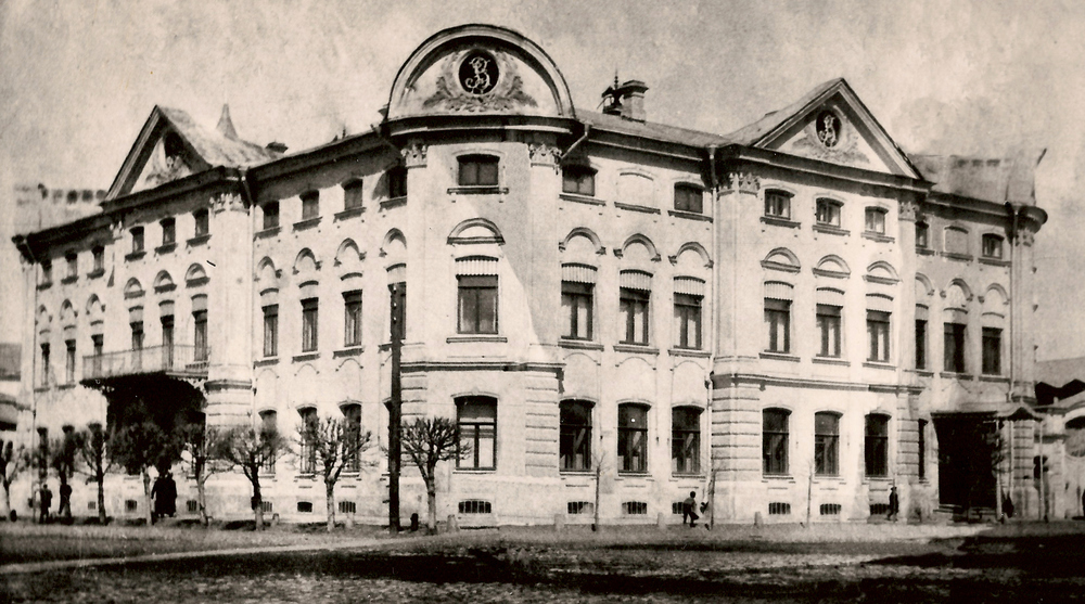 Дом на Плац-Парадной площади (ныне пл. Челюскинцев), приобретённый А.И. Вахрамеевым для своей семьи