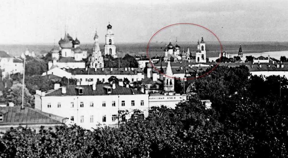 Вид на центр Ярославля с пожарной каланчи на красной площади. Справа видны купола и колокольни Кирилло-Афанасиевского монастыря (в красном контуре)