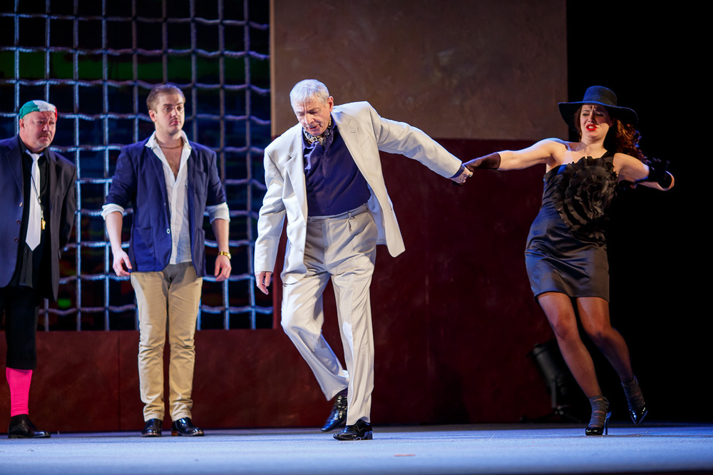 Валерий Соколов в спектакле "Человек и джентльмен". Фото Т.Кучариной