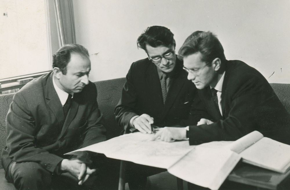 Гл. инженер Р.Б. Мандель, секр. парткома Ю.Н. Поройков, директор Ю.М. Шадрунов