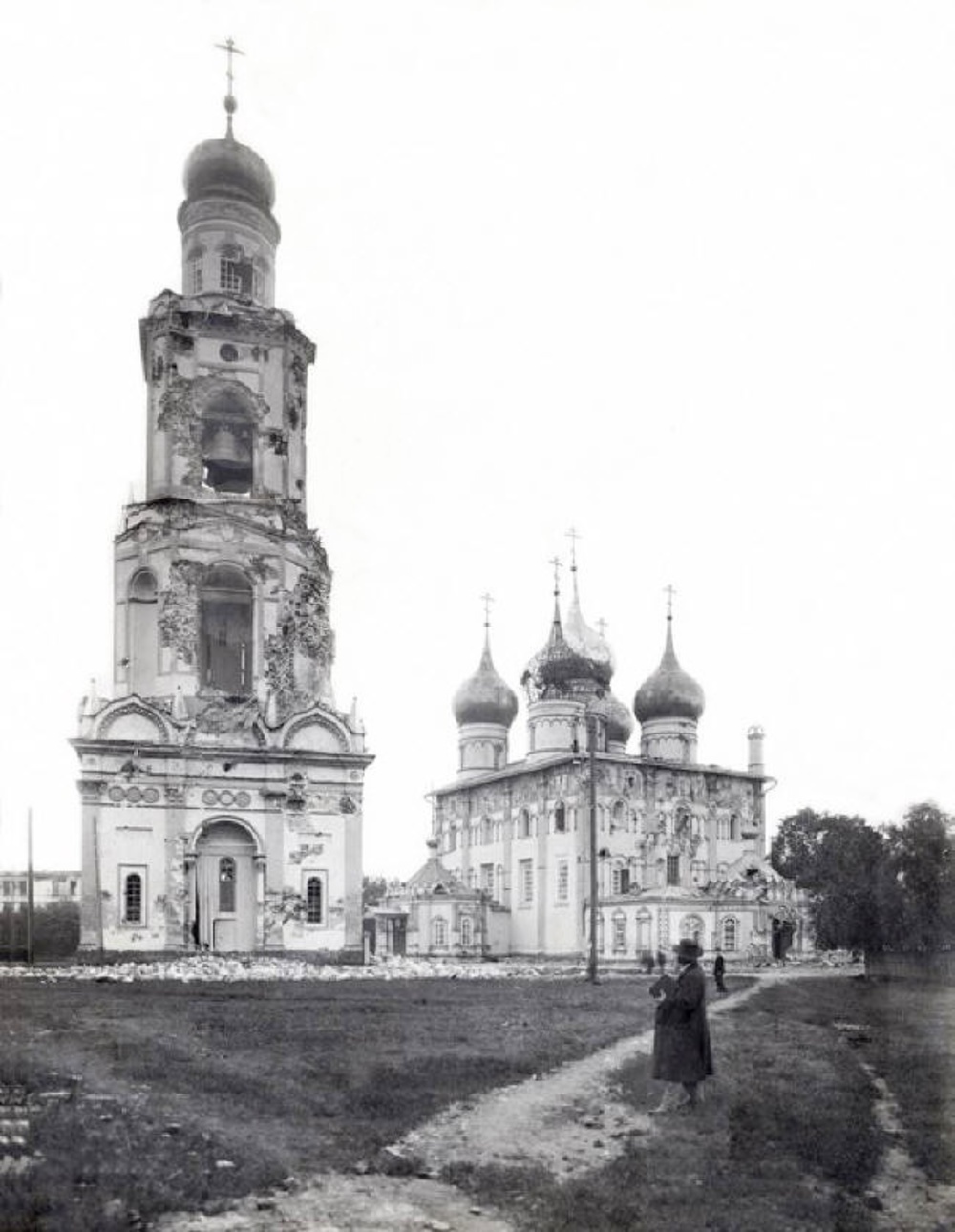 Повреждённые артиллерией Успенский собор и колокольня