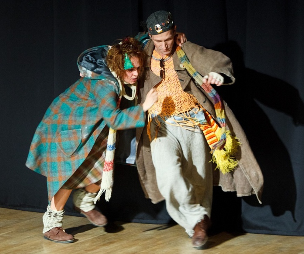 Анастасия Светлова и Валерий Кириллов в спектакле "Двое бедных румын, говорящих по-польски". Фото Т.Кучариной