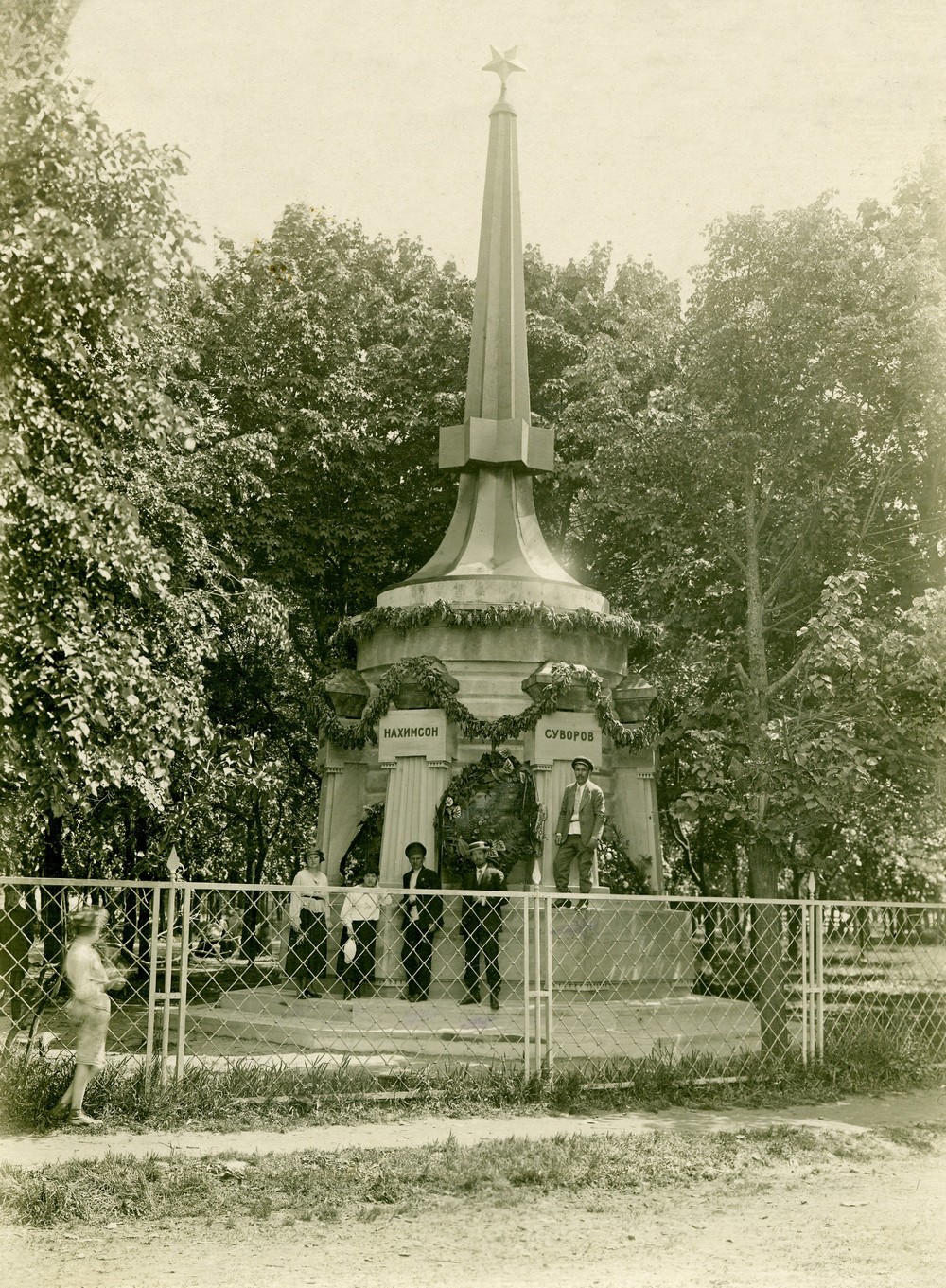 Первый памятник погибшим борцам за советскую власть в Ярославле. Установлен в 1919 году