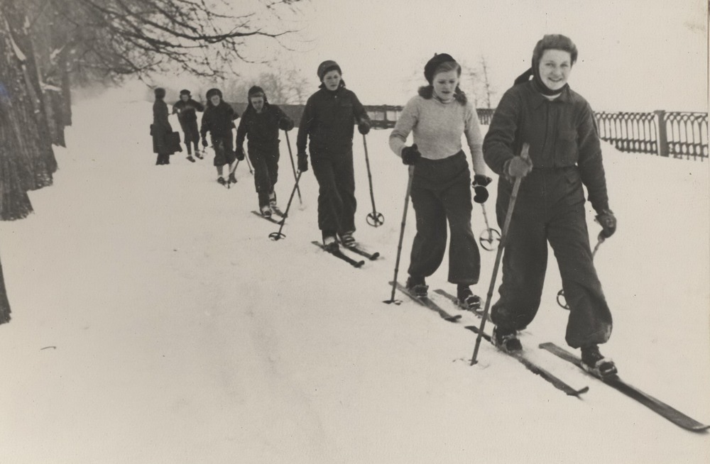 Лыжная тренировка на Волжской набережной. 1946. Фото из фондов ГАЯО