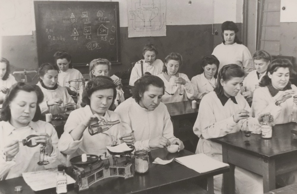 Практические занятия на кафедре фармакологии проводит К.Ф. Цикина. 1946. Фото из фондов ГАЯО