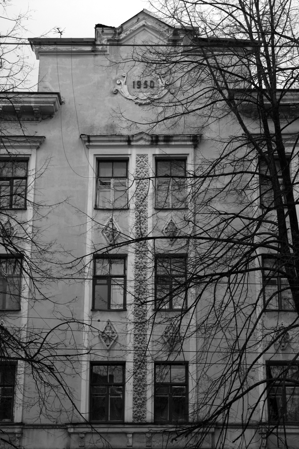 Общежитие ЯЭМЗ на пр.Октября, 44. Фрагмент фасада. Арх. П.И. Курицын