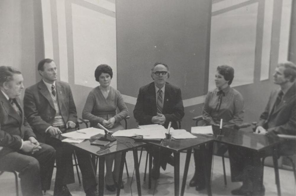 В.В. Рымашевский (в центре) ведёт программу на ярославском телевидении