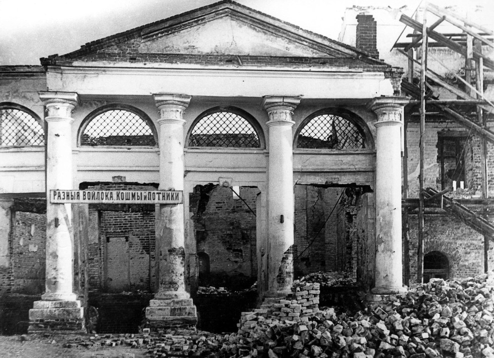 Выгоревшие магазины на Богоявленской площади