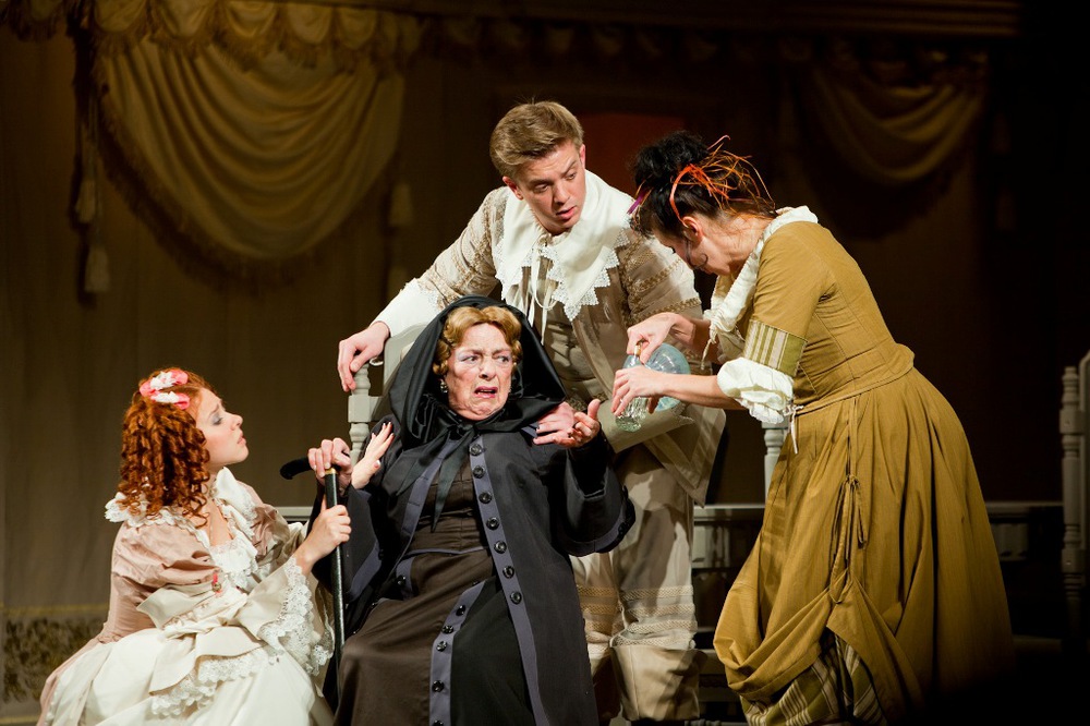 Н.И.Терентьева, Н.Мацюк, В.Даушев и И.Сидорова в спектакле "Тартюф". Фото Т.Кучариной