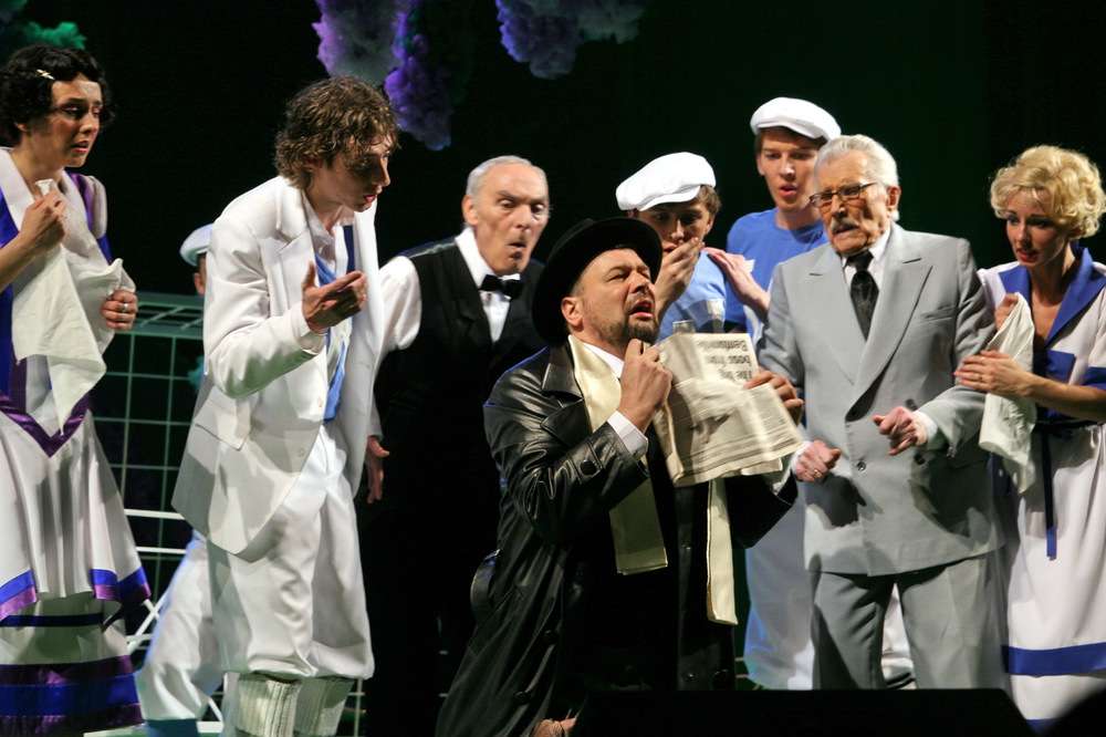 Игорь Сидоренко в спектакле "Тётка Чарлея". Фото В.Юрасова