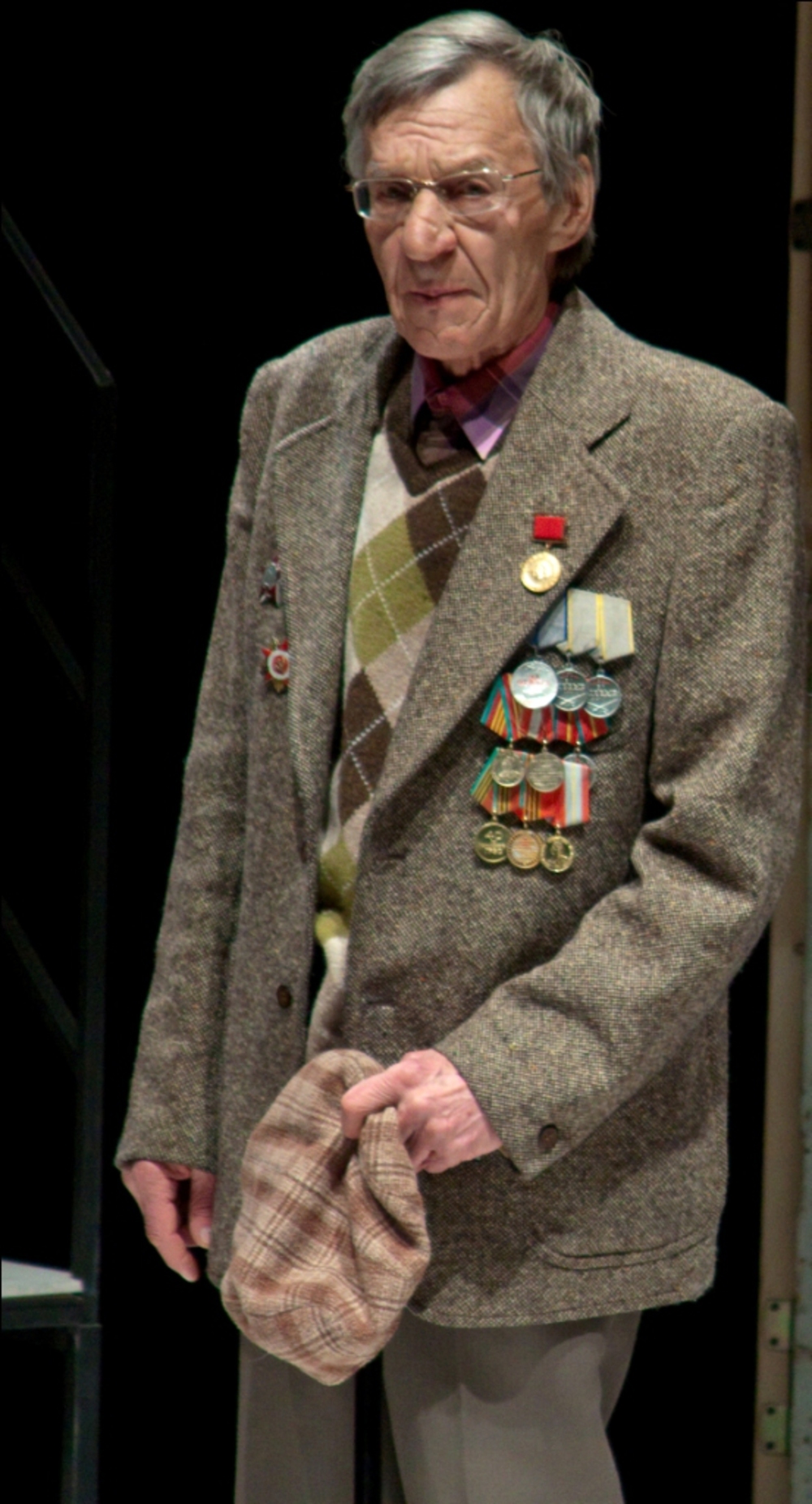 Владимир Шибанков в спектакле "С любимыми не расставайтесь". Фото В.Вахрушева