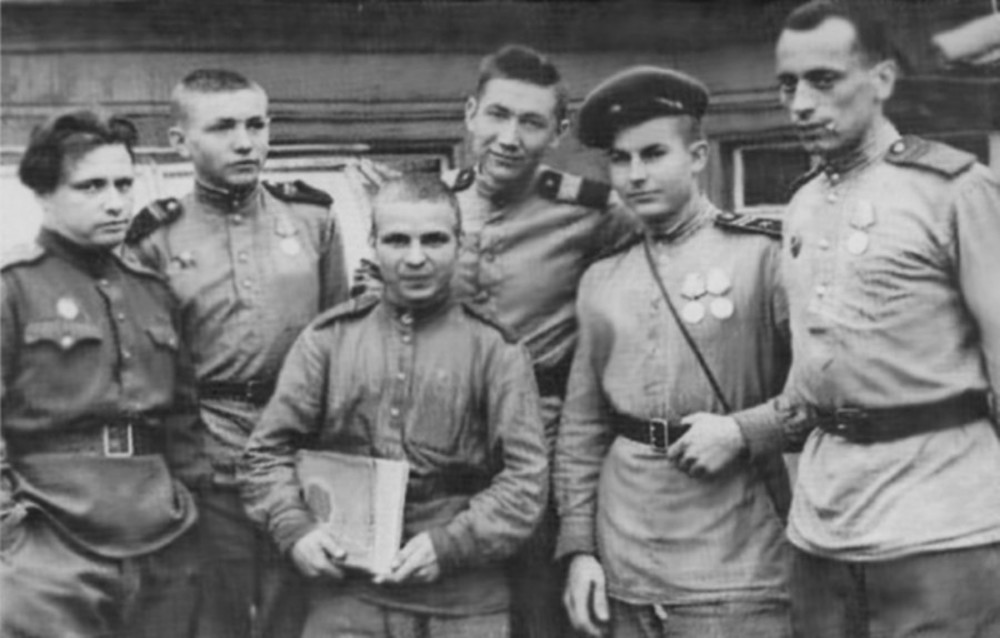 Марк Лисянский (слева) с боевыми товарищами