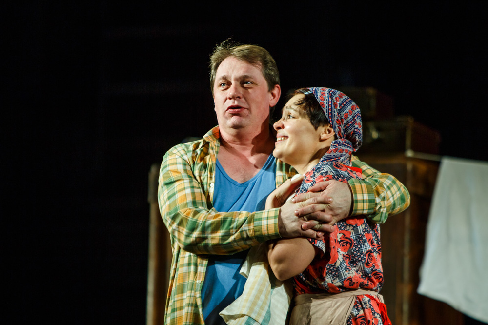 Владимир Майзингер и Анастасия Светлова в спектакле "Зелёная зона". Фото Т.Кучариной