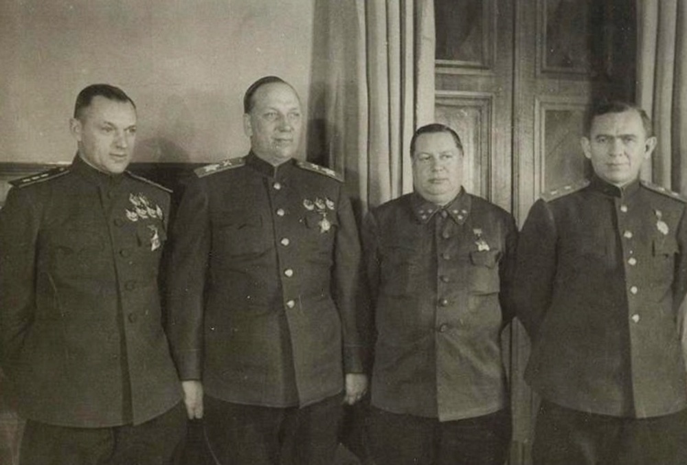 Генерал-полковник К.К. Рокосовский, маршал артиллерии Н.Н. Воронов, генерал-лейтенант Ф.Ф. Толбухин <br/>и генерал-лейтенант М.С. Громадин в Кремле после вручения им государственных наград