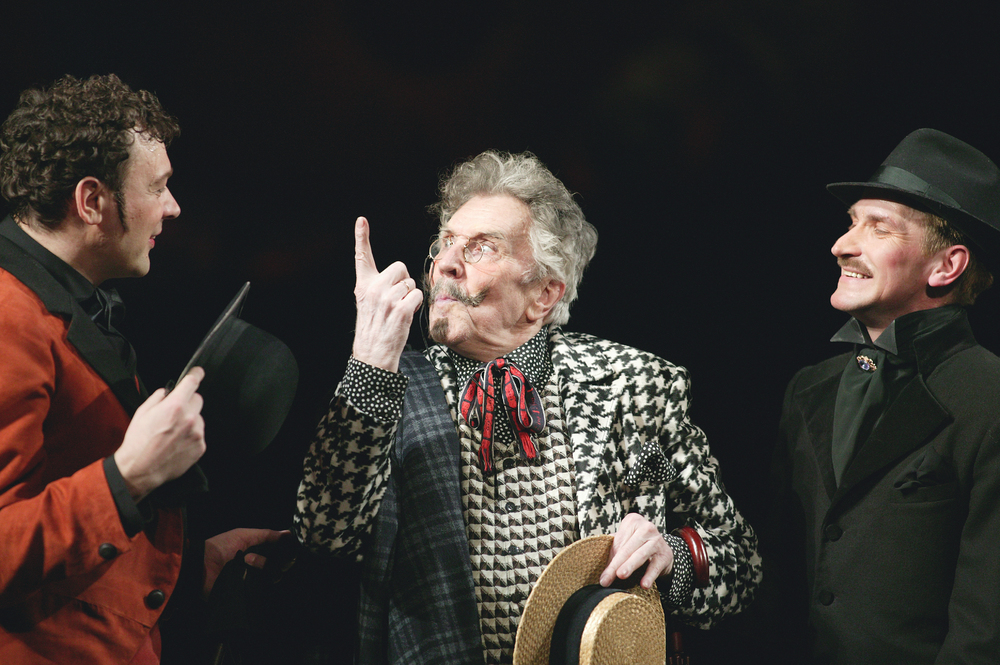 Игорь Сидоренко, Владимир Солопов и Валерий Кириллов в спектакле "Бешеные деньги". Фото С.Метелицы