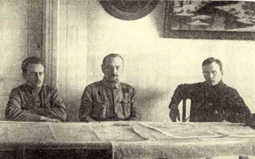 Управление 12-й армии после выборов командного состава (слева направо: М.Г. Тракман, генерал Гунцадзе, С.М. Нахимсон). Город Валк, декабрь 1917 г.