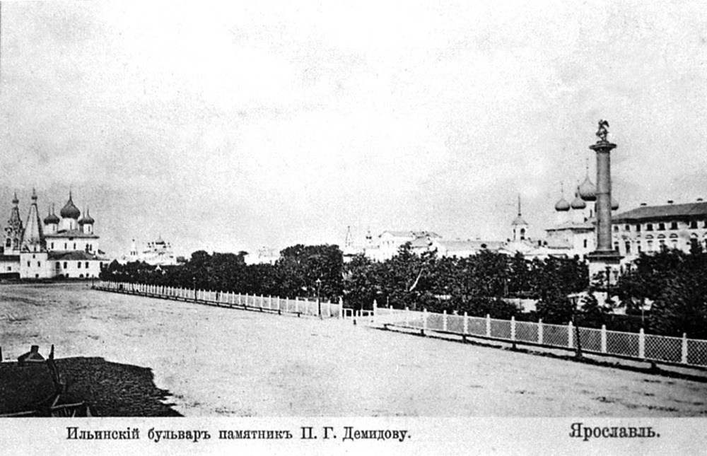 Площадь перед монастырём. Слева - церковь Ильи Пророка, справа - Демидовский столп