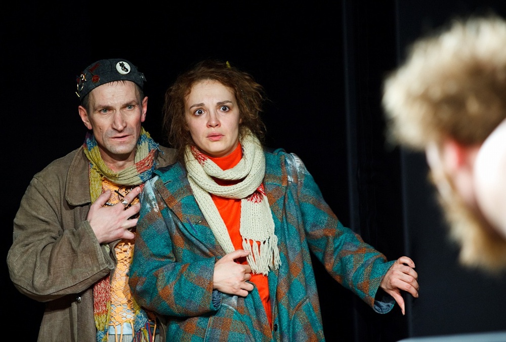 Валерий Кириллов и Анастасия Светлова в спектакле "Двое бедных румын, говорящих по-польски". Фото Т.Кучариной