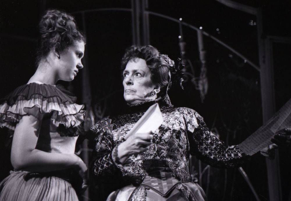 И.Горячева и Н.И.Терентьева в спектакле "На всякого мудреца довольно простоты". Фото С.Метелицы