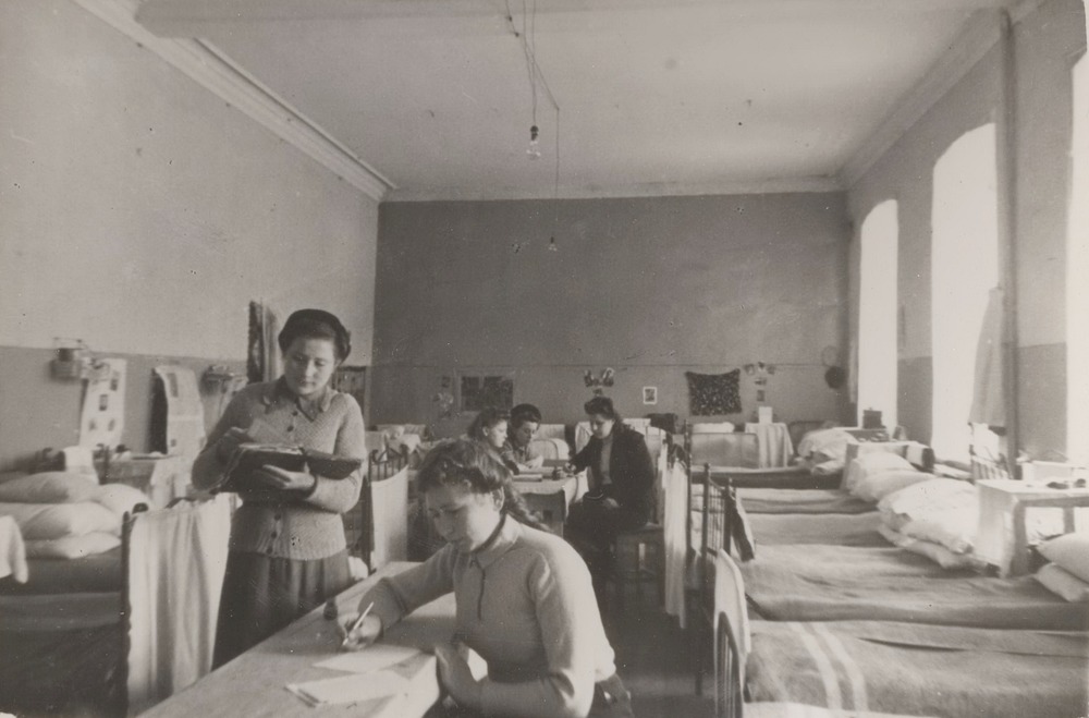 Комната в студенческом общежитии. 1946. Фото из фондов ГАЯО