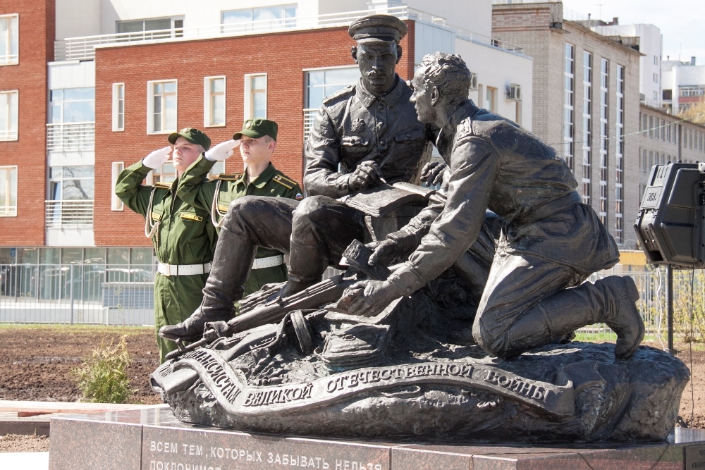 Памятники военнослужащим фото