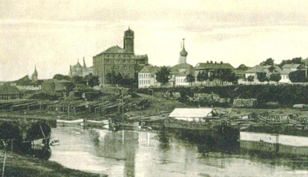 Мельница А.И. Вахрамеева, перешедшая по наследству его сыну И.А. Вахромееву. <br/>Справа от неё - церковь Петра митрополита