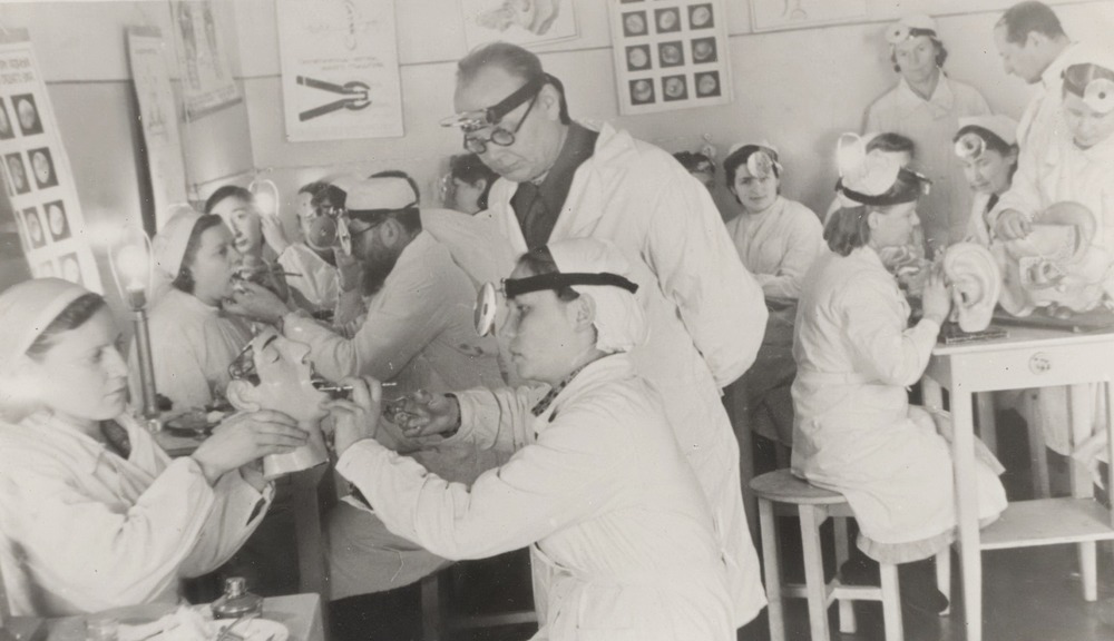 Практические занятия на кафедре ушных, носовых и горловых болезней проводит профессор В.Г. Ермолаев. 1946. Фото из фондов ГАЯО