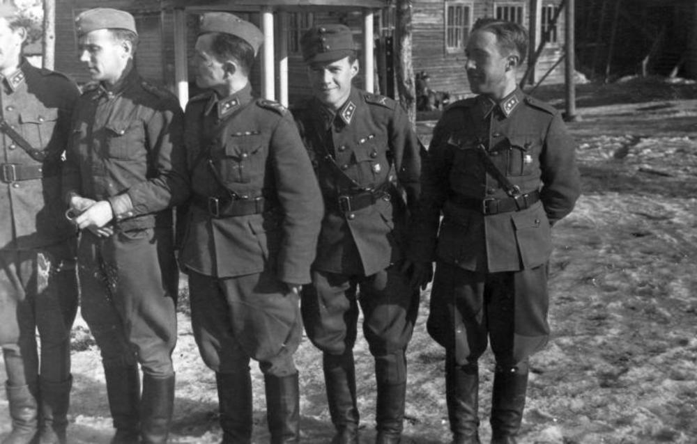 Игорь Вахрос (второй справа) среди инструкторов финской диверсионной школы в оккупированном Петрозаводске