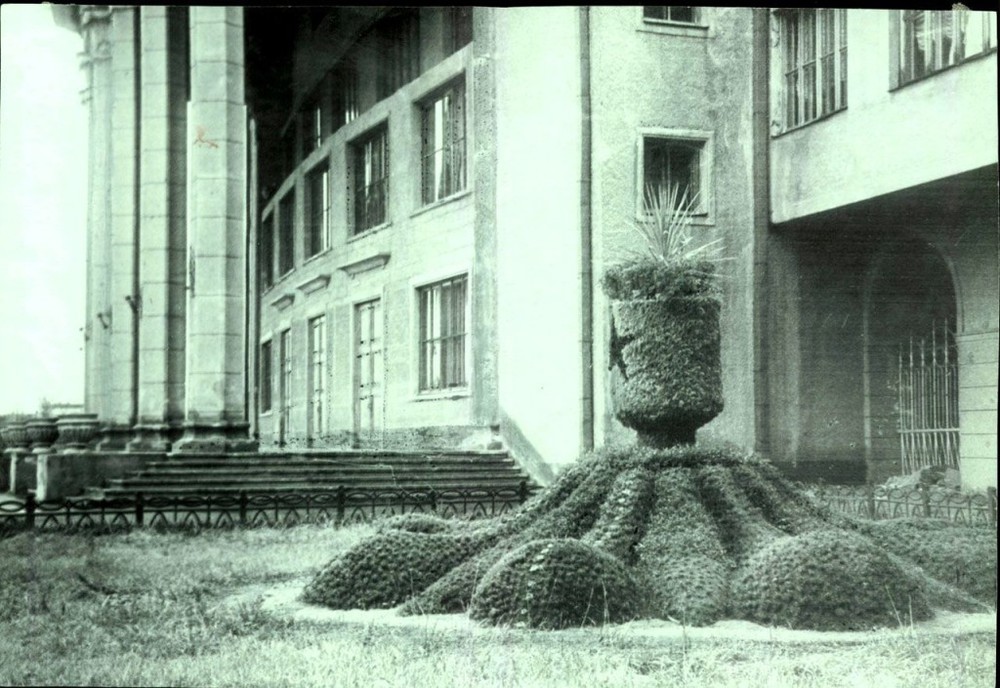 Парадный вход в театральный зал