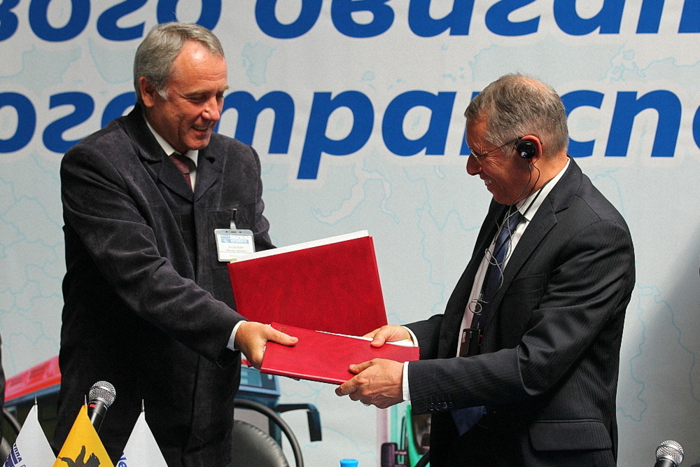 Подписание соглашения между ОАО «Автодизель» и компанией Westport о совместном производстве газовых двигателей. Май 2013. <br/>Фото с Портала органов госвласти ЯО