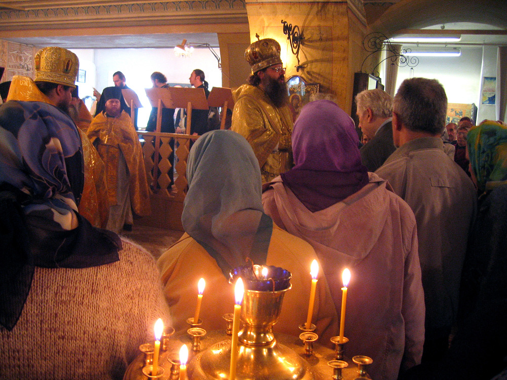 Освящение храма проводит архиепископ Ярославский и Ростовский Кирилл. Фото В. Юрасова