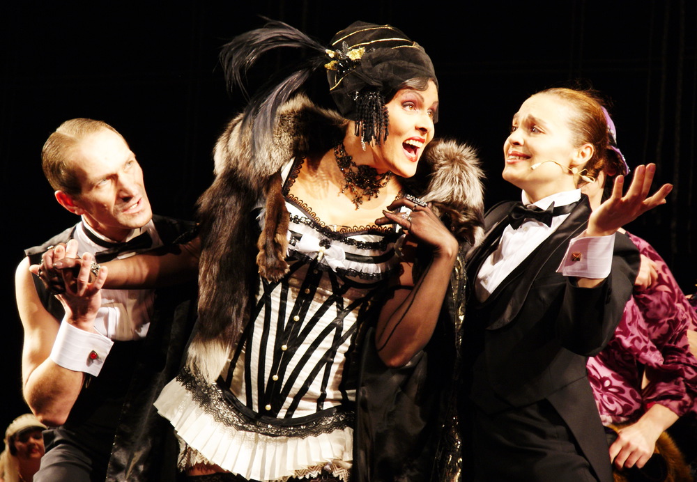 Валерий Кириллов, Наталья Асанкина и Анастасия Светлова в спектакле "Зойкина квартира". Фото И.Пичугиной