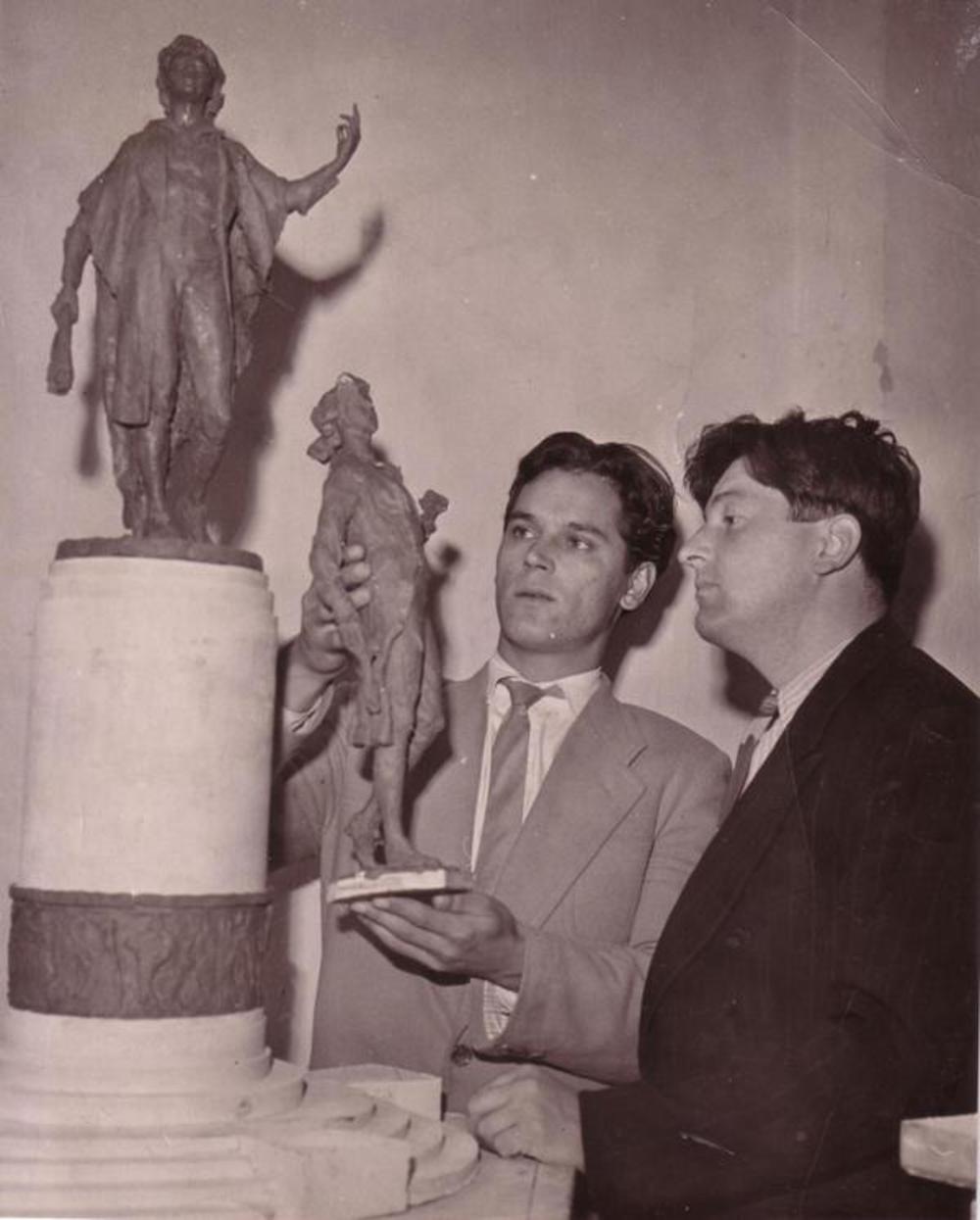 Виктор Фёдорович Маров и скульптор Александр Иванович Соловьёв представляют рабочие модели памятника Ф.Г. Волкову. 1960-е