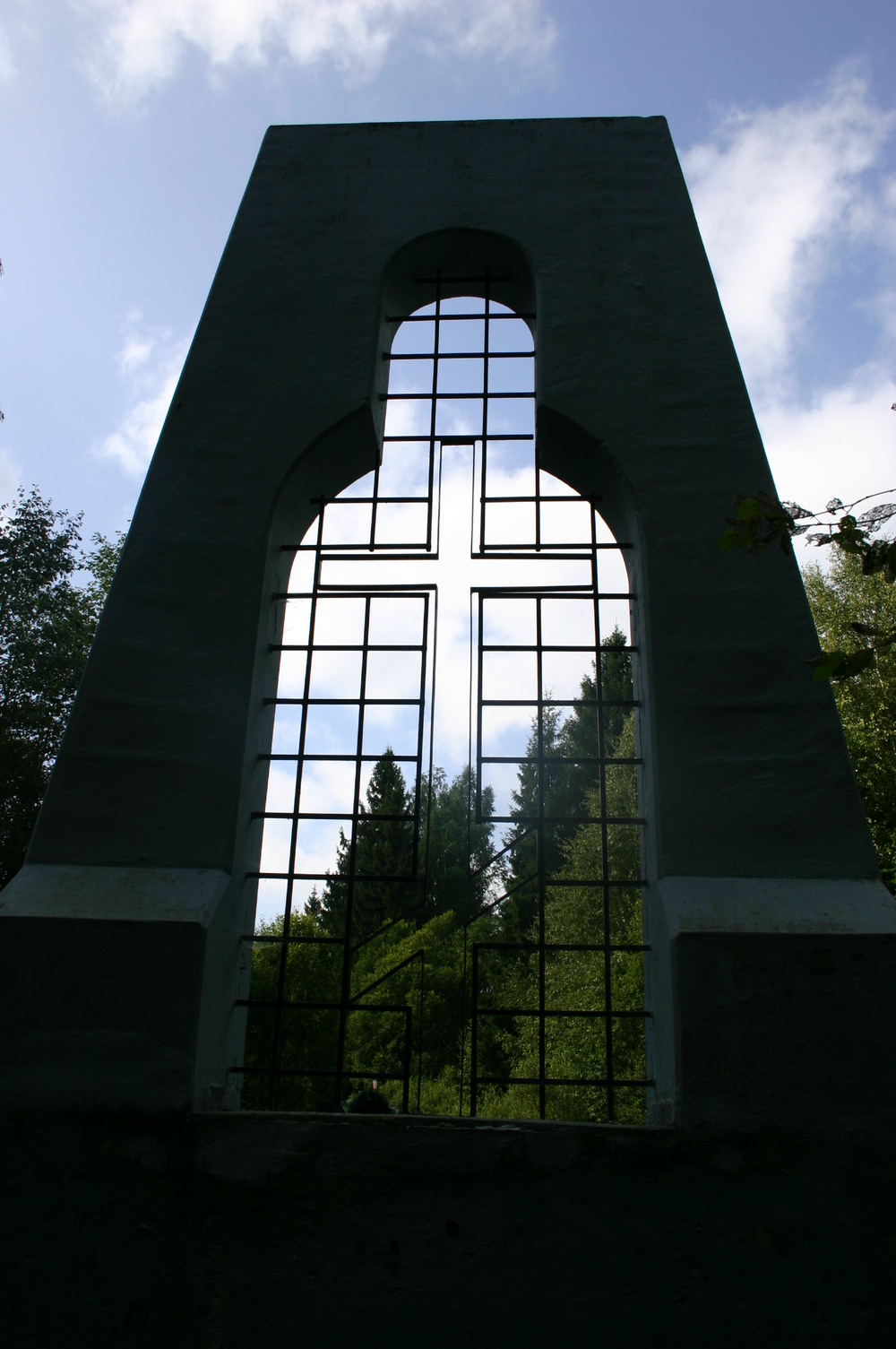 Мемориал у деревни Селифонтово на месте расстрела 187 человек 3-6 октября 1938 года. Архитектор С.Е.Новиков. Фото А.Григорьева