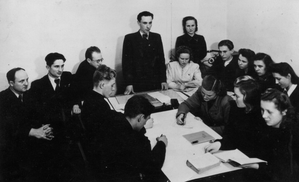 Заседание комитета комсомола Ярославского пединститута. Г. Лисов — второй слева. 1950 г.