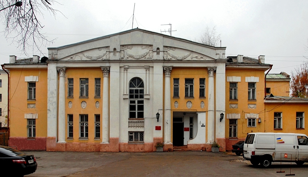 Дом на улице Вологодской (ныне — Ушинского, 16) в 1912 году приобрёл Авенир Фёдорович Вахрамеев. <br/>По его заказу здание было перестроено в стиле модерн. Фото с Портала органов госвласти ЯО