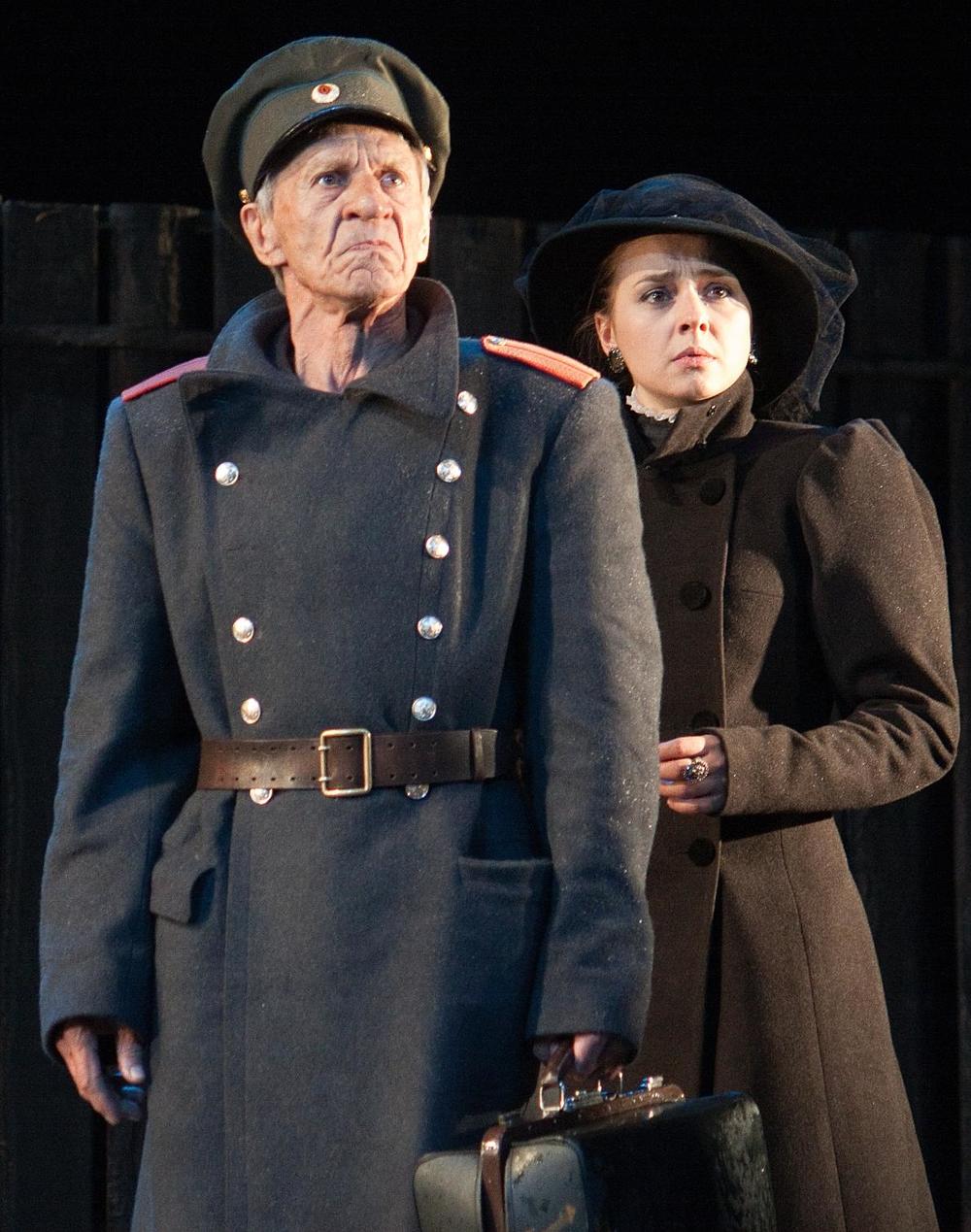 Владимир Шибанков и Александра Чилин-Гири в спектакле "Три сестры". Фото В.Вахрушева