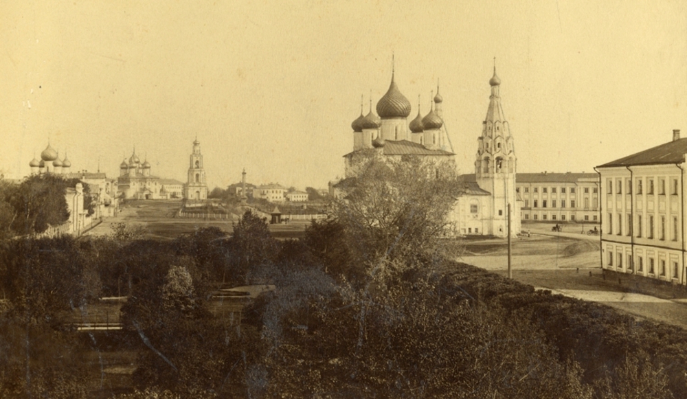 Вид с севера. Справа - церковь Ильи Пророка и здания присутственных мест. Слева на дальнем плане - Успенский собор. <br/>На переднем плане - сад усадьбы Н.П. Пастухова. В центре бульвара - Демидовский столп