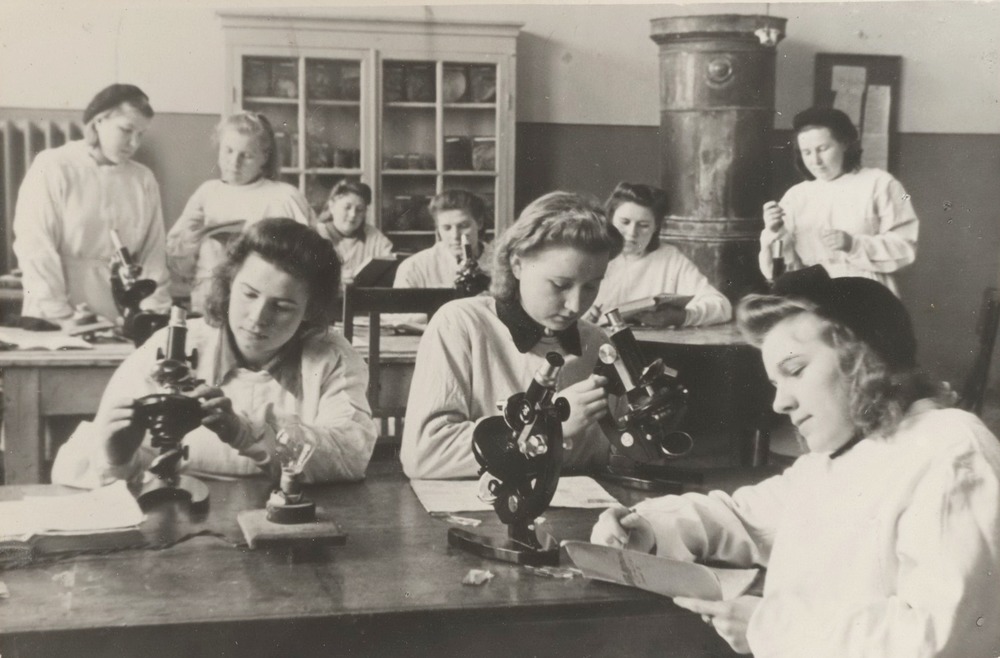 Студенты готовятся к зачёту. 1946. Фото из фондов ГАЯО