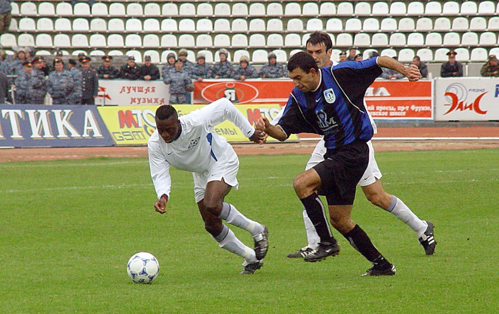 "Шинник" - "Сатурн" (Раменское). Справа - Антон Хазов. Фото В.Юрасова