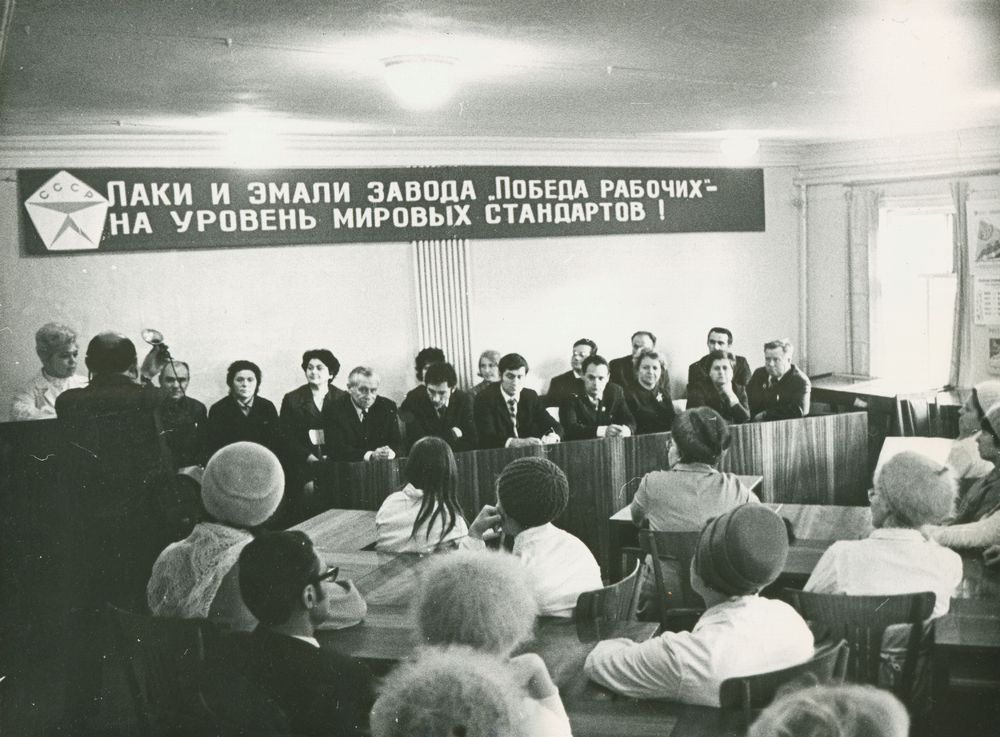 Вручение Знака качества продукции «Победы рабочих». На трибуне Ю.Н. Поройкова