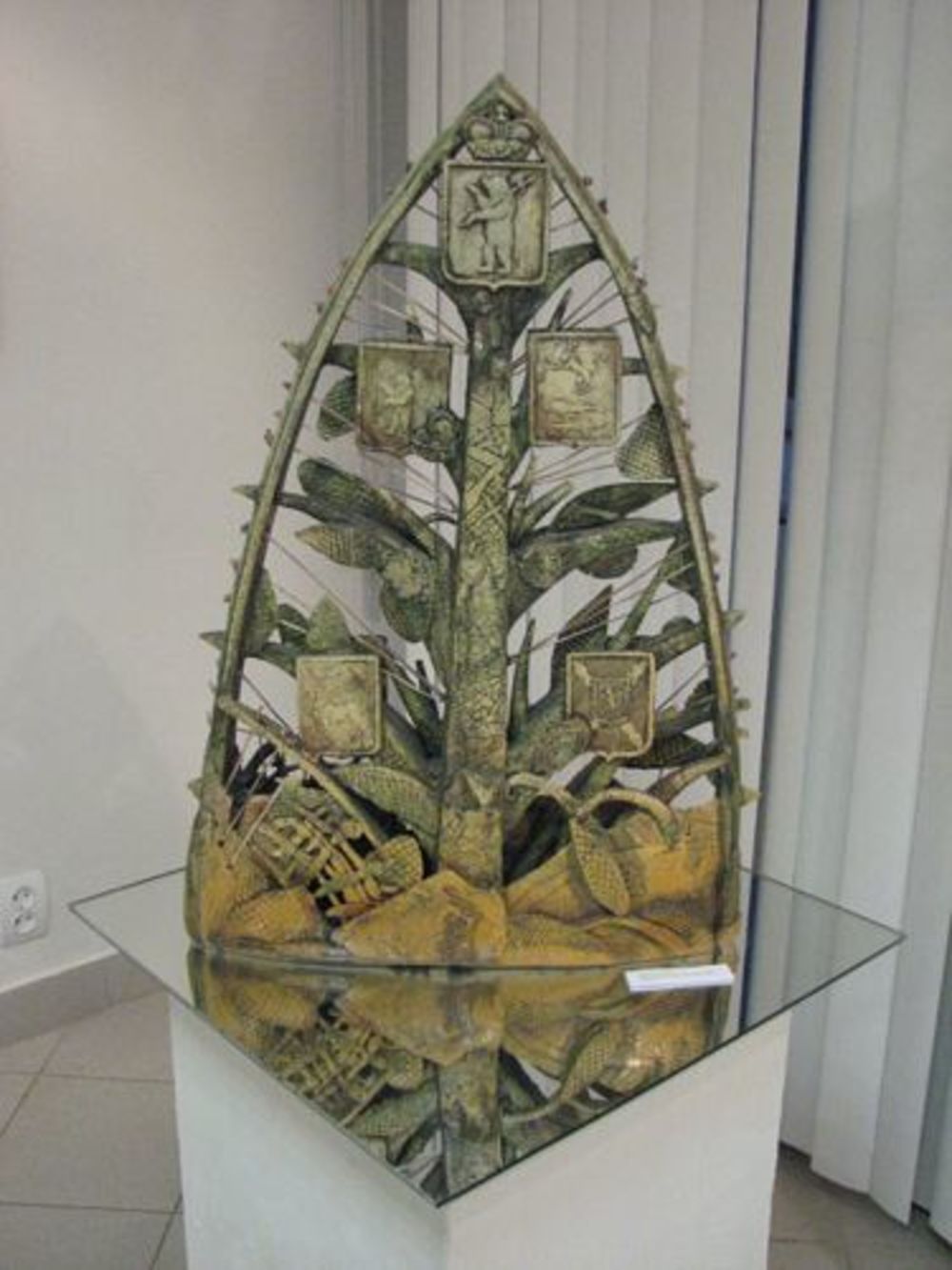 М.П.Бекетов. Древо Ярославии. Шамот, глазурь. Высота 50 см. 2007