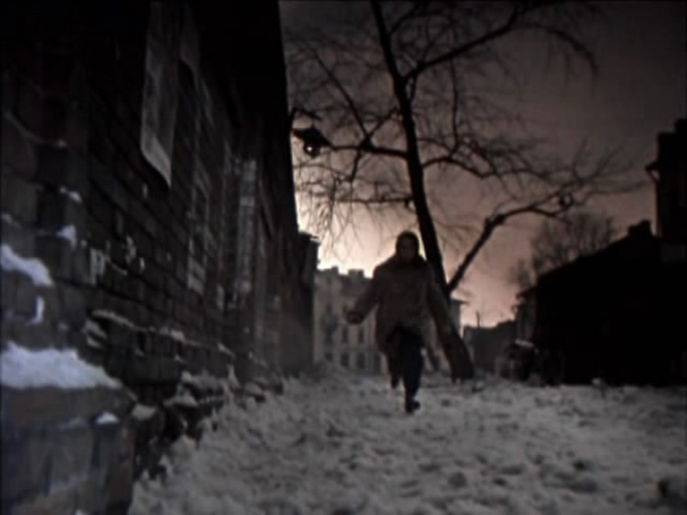 Кадр из фильма. Улица Суркова. Справа - ограда двора главного корпуса ЯрГУ (крыло по ул.Суркова ещё не построено).