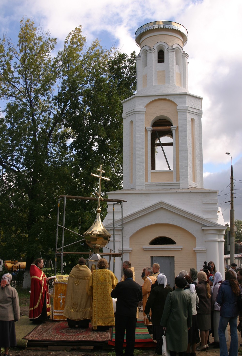 Молебен перед установкой купола и креста на новую колокольню. Фото В. Юрасова