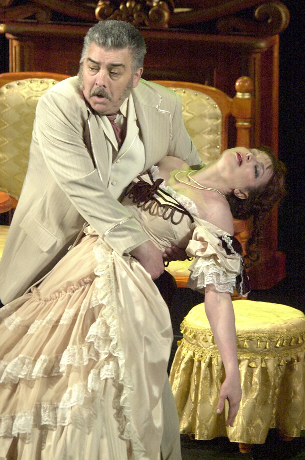 Валерий Смирнов и Ирина Ефимова в спектакле "Волки и овцы". Фото С.Метелицы