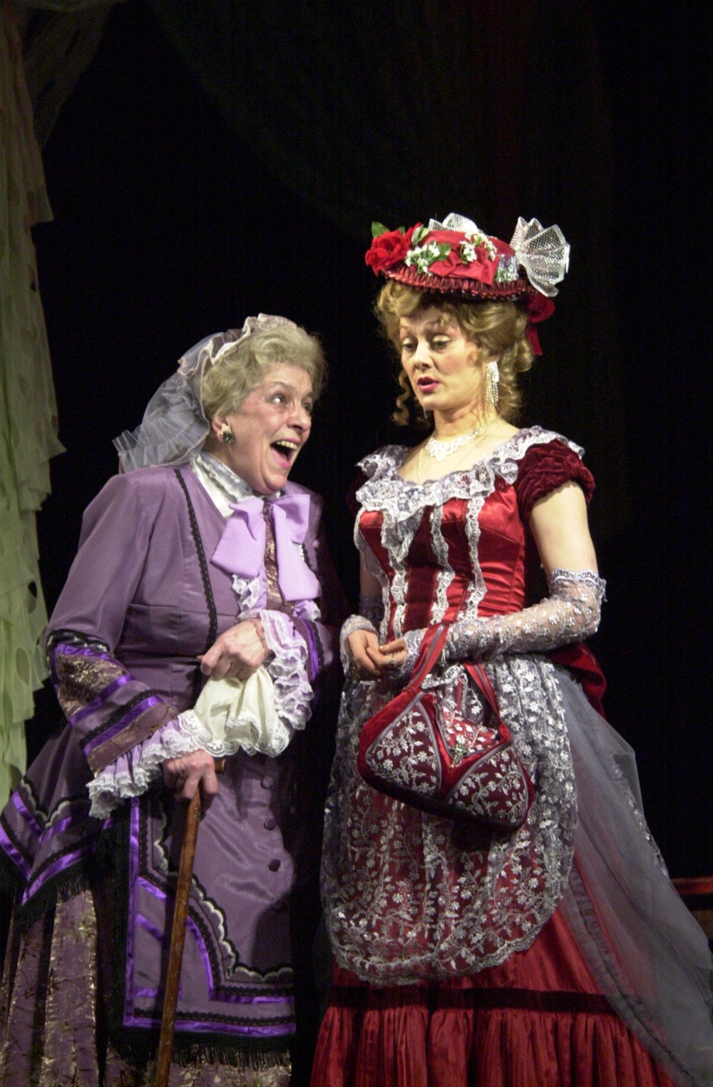 Н.И.Терентьева и Т.Гладенко в спектакле "Волки и овцы". Фото С.Метелицы