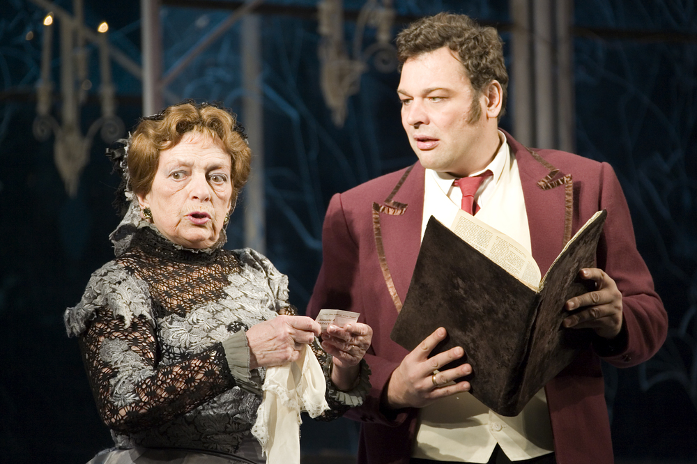 Наталия Терентьева и Игорь Сидоренко в спектакле "На всякого мудреца довольно простоты". Фото С.Метелицы